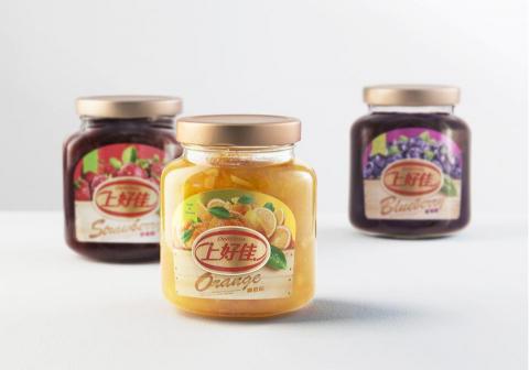 一本設計工作室 - 近期為國內果醬大廠五惠食品,製作新的果醬品牌,上好佳音同台語好吃的諧音,以躍動球體比喻果粒結合品名,環繞成圓形標誌,傳遞出新鮮美味不停歇。商品的貼標視覺架構,以現採最新鮮果物及木箱構成,延伸口味顏色呈現明亮清新,營造美味的商品讓人一口接一口。 一本設計工作室 - 近期為國內果醬大廠五惠食品,製作新的果醬品牌,上好佳音同台語好吃的諧音,以躍動球體比喻果粒結合品名,環繞成圓形標誌,傳遞出新鮮美味不停歇。商品的貼標視覺架構,以現採最新鮮果物及木箱構成,延伸口味顏色呈現明亮清新,營造美味的商品讓人一口接一口。