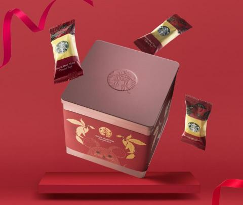 一本設計工作室 - 為今年星巴克的鼠年禮盒(摩卡杏仁肉鬆捲)製作腰封及內包設計,以燙金及棗紅色為底色並搭配手繪插畫,呈現年節喜慶的氛圍。在畫面時特別拍攝鐵盒的特殊金屬色,讓其顏色質感更具層次,呼應出摩卡杏仁肉鬆捲餅乾的多元口感。最後畫面合成搭配跳躍的構圖,營造有點年輕活力感的禮盒特色! 一本設計工作室 - 為今年星巴克的鼠年禮盒(摩卡杏仁肉鬆捲)製作腰封及內包設計,以燙金及棗紅色為底色並搭配手繪插畫,呈現年節喜慶的氛圍。在畫面時特別拍攝鐵盒的特殊金屬色,讓其顏色質感更具層次,呼應出摩卡杏仁肉鬆捲餅乾的多元口感。最後畫面合成搭配跳躍的構圖,營造有點年輕活力感的禮盒特色!