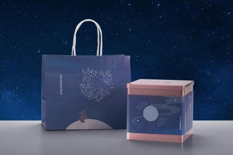 一本設計工作室 - 新品案例(2021星巴克中秋禮盒)
為今年星巴克摩卡杏仁肉鬆捲禮盒製作腰封,以插畫構圖呈現星空銀河的浪漫,局部星光採用燙銀效果,點綴出商品內餡香鬆並在外層裹上杏仁與咖啡巧克力,鹹甜交錯美味縈繞口中。 一本設計工作室 - 新品案例(2021星巴克中秋禮盒)
為今年星巴克摩卡杏仁肉鬆捲禮盒製作腰封,以插畫構圖呈現星空銀河的浪漫,局部星光採用燙銀效果,點綴出商品內餡香鬆並在外層裹上杏仁與咖啡巧克力,鹹甜交錯美味縈繞口中。