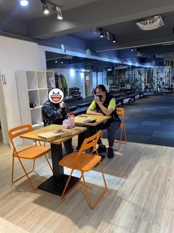 S fun享樂活健身俱樂部Michael教練 - 林同學體重高達百位數，前來教室了解課程內容