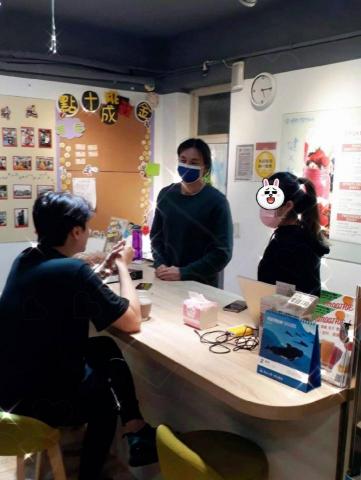 S fun享樂活健身俱樂部Michael教練 - 學員周大哥課後與教練聊天、分享生活經歷