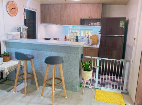 櫥櫃大小室 - 廚具#547 淺棕橡木
吧檯#226 白玄武岩
檯面 矽鋼石SI-204
