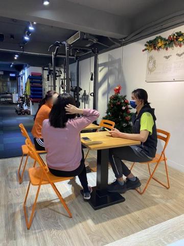 S fun享樂活健身俱樂部Michael教練 - 資深學員大姐課前與教練聊天分享生活近況