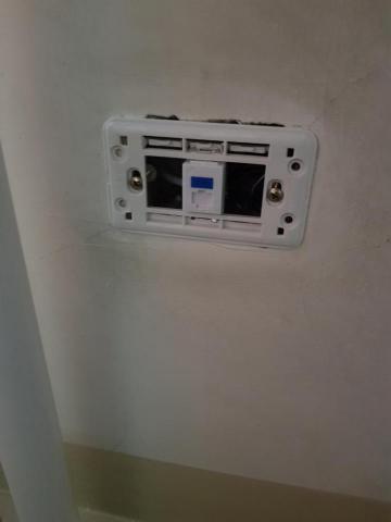 網路拉線工作 - 此為客戶要求廢棄原有電話插座改網路資訊座施工中照片