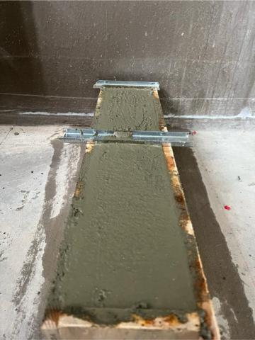 鴻億興企業有限公司 - 這是澆置作業後的水泥墩座，看似簡單卻內涵乾坤，主要用意是以利後續防水性能的提升