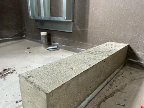 鴻億興企業有限公司 - 乾凅拆模後的水泥墩座，抬高了隔間基座的高度，大大的增加輕隔間在防水上性能