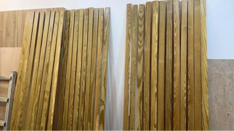 鴻億興企業有限公司 - 經過研磨、上漆加工後的南方松，質感垂直上升！施作於面飾材是個很棒的選擇