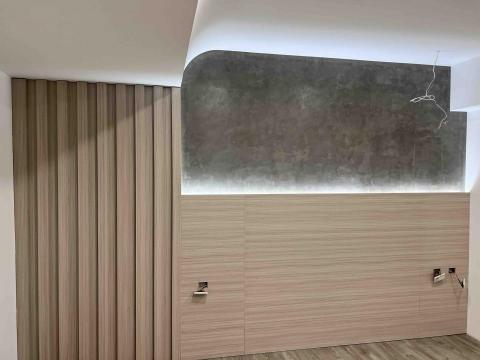 鴻億興企業有限公司 - 弧型的暗架天花板（耐燃一級）
木作的床頭板
牆面的仿清水模批土
全都在服務範圍內呦！