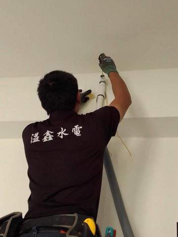 溢鑫水電工程 - 消防管移位採用AB膠