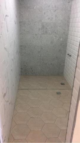 山丘泥作 - 老屋翻修-廁所地壁面重新打除並貼磚