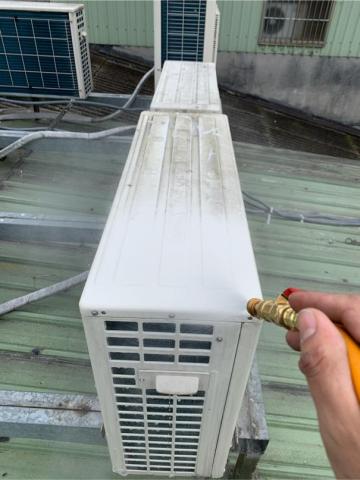 專業冷氣 - 室外機保養中