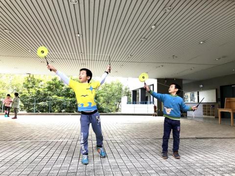  簡奕珊 -13 - 孩子漂亮的抬頭望月！