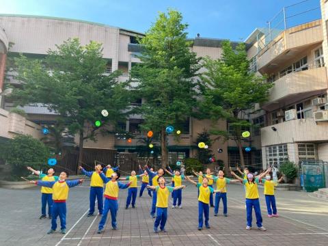  簡奕珊 -13 - 一起拋起五彩繽紛的鈴！