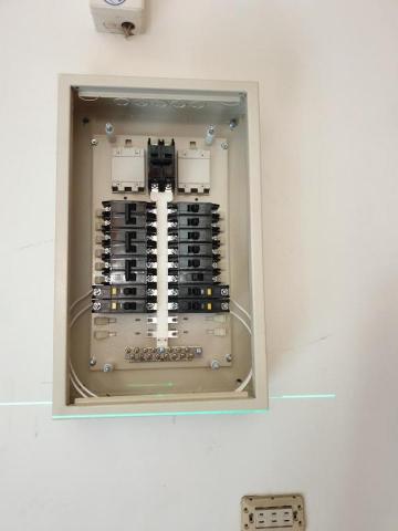 溢鑫水電工程 - 雷射水平及水平儀固定新設開關箱