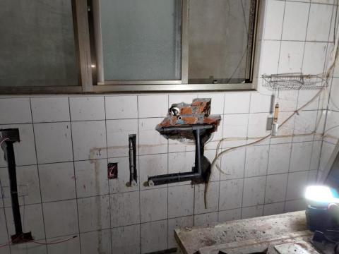 溢鑫水電工程 - 水管移位切割打鑿。