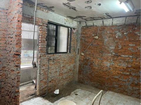 風瑞拆除工程行 - 廁所牆面見底完成！