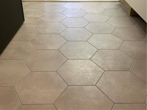 聖辰地板設計(塑膠地板代工達人賴桑) - 日本??製超耐磨小六角塑膠地板(六邊深倒角) 聖辰地板設計(塑膠地板代工達人賴桑) - 日本??製超耐磨小六角塑膠地板(六邊深倒角)