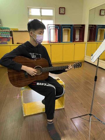 馬國倫 - 美育音樂教室的認真學生