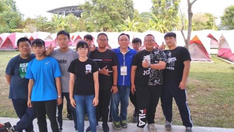 金榜專業教學團隊小馬老師 - 學校同學合影08
公民訓練