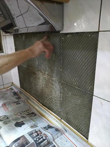 富翔水電行 - 瓷磚脫落貼補前