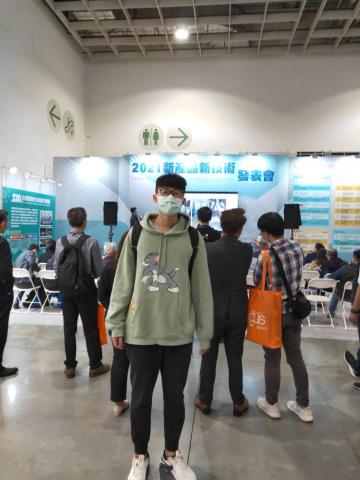 提供應徵服務的專家小周