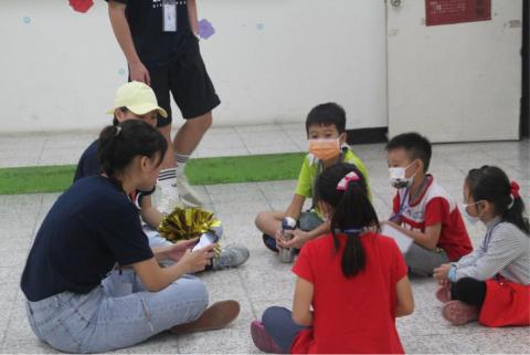 簡詩容 - 擔任英語營隊輔