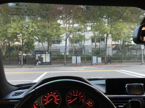 LITMORE隔熱紙 - BMW年輕車主前檔採用L35保證視野清晰，同時兼具高隔熱效果，側檔採用L15增加隱密性