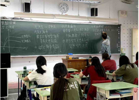 陳柏亨 - 基隆女中物理課
