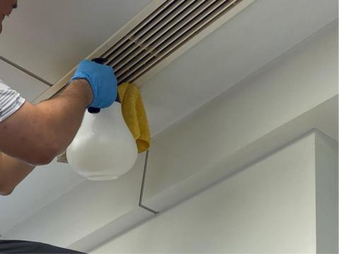 小熊媽居家/冷氣/洗衣機清潔公司 - 冷氣出風口也是細心擦拭