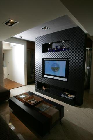 陳麒豔 - 小坪數房間以雙面電視牆做出公私領域區隔