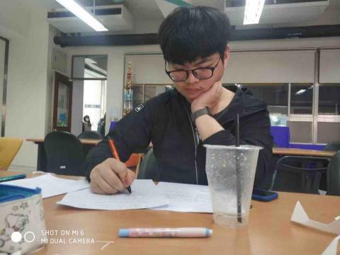 Wayne - 南山創意提案比賽 擔任翻譯將企劃中翻英