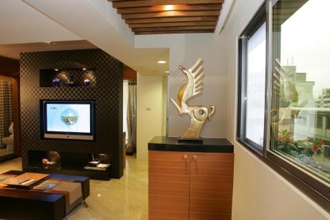 陳麒豔 - 玄關客廳區域以天花板區分.使小坪數房使功能使用不縮水利用採光.讓小房子沒有任何侷促感