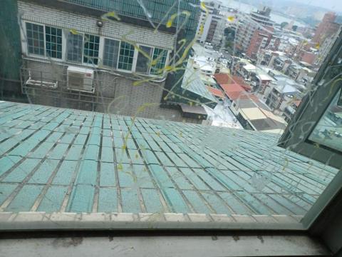 愛力潔工作室 - 施工前（玻璃殘膠）