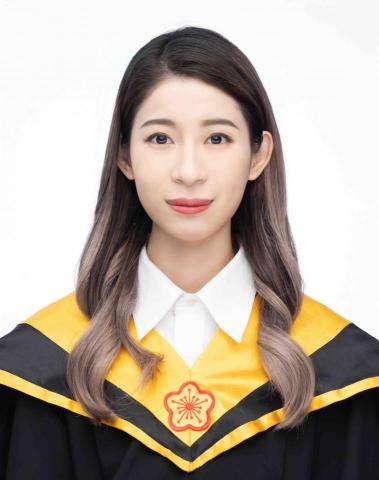 吳若瑜 - 碩士服照