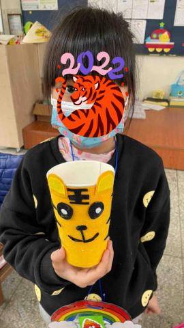 孫琦 - 上環保課程時做的環保紙杯筆筒！