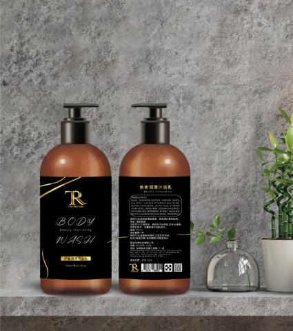 邱于庭(小羽) - #包裝設計#
角鯊烷是由鯊烯氫化而成，提到鯊烯第一個想到的會是鯊魚，鯊魚在水中生活，加上角鯊烷有潤澤保濕肌膚的功效，所以設計上用簡化的波浪線條呈現水的感覺，用黑底帶點金色、白色輔助，整體展現簡約奢華感。