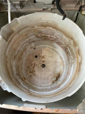 廖師傅 - 直立洗衣機清洗前