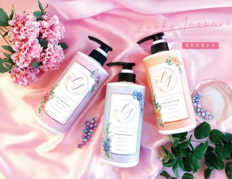 邱于庭(小羽) - #包裝設計#
現代人對香味越來越重視，尤其是用在身上的洗髮精、
護髮素、沐浴乳等，一定要先確認過香味才會購買。

透過點綴上各自代表香味的花朵，隱隱中一眼看設計好
像也散發出了它專屬的香味
，加上不同的漸層色和有襯線的英文字，整體呈現一種夢幻優雅的感覺。