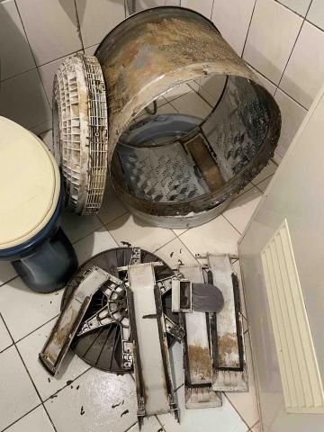 廖師傅 - 直立洗衣機清洗前