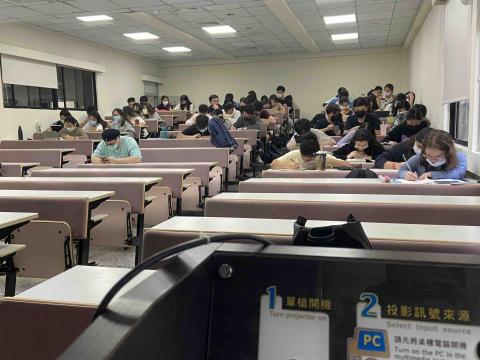 個人家教 - 淡江大學授課全程採中英文雙語授課讓外國學生也能了解課程內容。