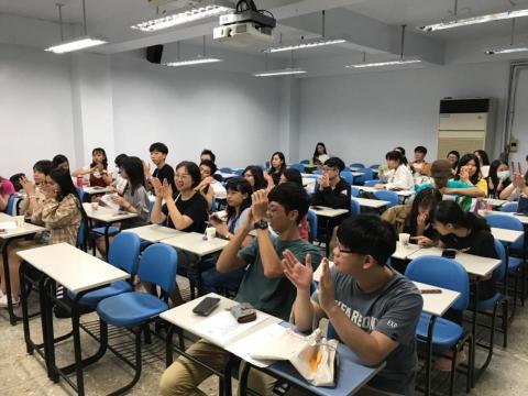 鄧經儒 - 大型社團授課現場