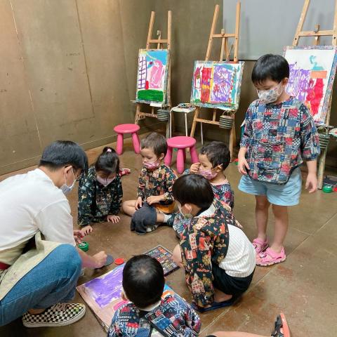 Joe老師 - 課程中會將小朋友的想法拆解成幾個步驟，讓小朋友擁有許多發揮個人特質的地方唷