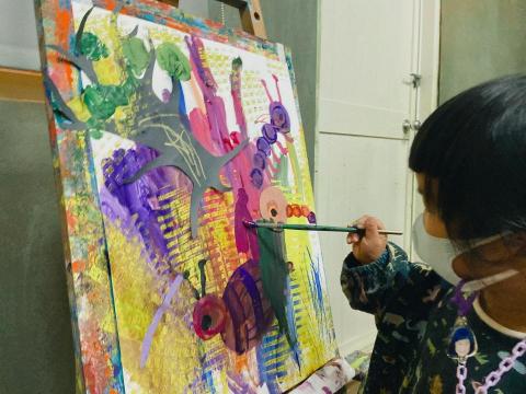 Joe老師 - 課程材料因應每個故事的不同，都會準備不同的畫畫工具、材料，甚至會加入立體、不同技法來創作！