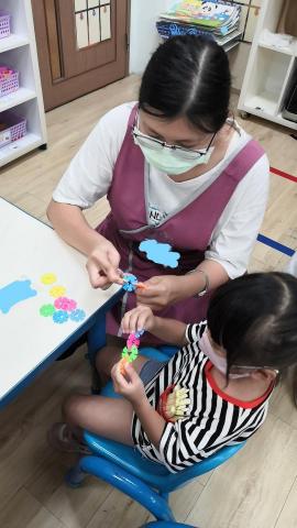 佩佩老師 - 與孩子互動，引導孩子可以用雪花片拼出甚麼