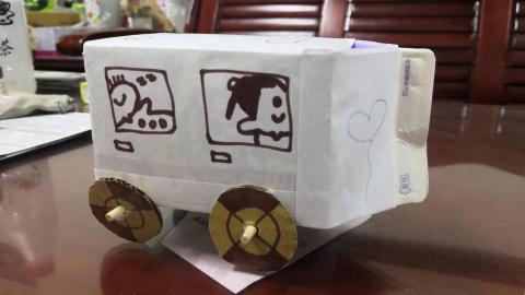 佩佩老師 - 教導孩子製作小車車的示範道具