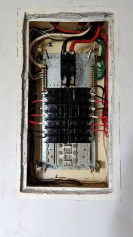 梁智仁工程師 - 配電盤裝配 梁智仁工程師 - 配電盤裝配