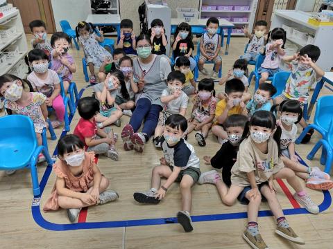 佩佩老師 - 暑期到幼兒園實作時，與小朋友一起拍的團體照片