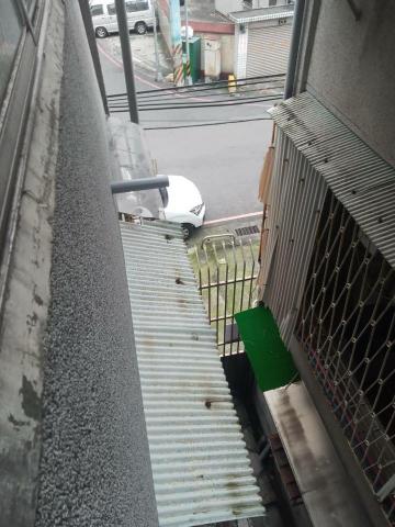 佳益家事家事服務部 - 排水管改建明管利用吊車將明管接至樓下