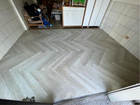 富築室內設計 地板/壁紙/窗簾 - 沙鹿 塑膠地板人字貼施工