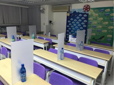 冠博文理補習班中正校 - 防疫期間隔板放好有保障